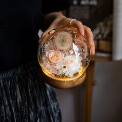 ดอกกุหลาบโดมแก้วทรงบอลฐานไม้ ของขวัญ ดอกไม้จริงในโดมแก้ว มี 3 สีให้เลือก พร้อมกล่องและถุงพรีเมี่ยม