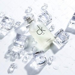 พร็อพน้ำแข็งปลอมสำหรับตกแต่ง ถ่ายภาพ เนื้ออะคริลิคสีใส มี 2 แบบ แบบก้อนสี่เหลี่ยมและแบบเกล็ด มีหลายขนาดให้เลือก