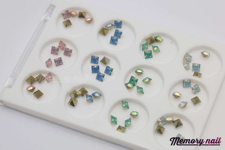 เพชรทรงสีเหลี่ยม ตูดแหลม ขนาด 4 มิล คละ4สี กล่องเหลี่ยมขาว