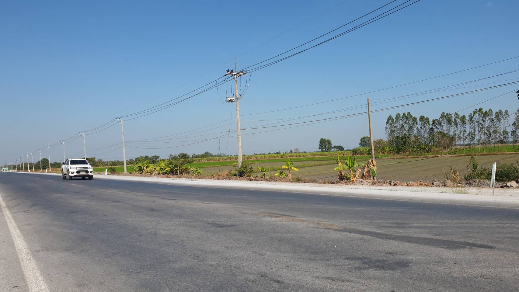 ขายที่ดินแปลงสวย ทำเลทอง ติดถนนสี่เลน เนื้อที่ 8 ไร่ อ.อู่ทอง จ.สุพรรณบุรี หน้ากว้างติดถนน 156 เมตร ติดถนน 2 ด้าน ด้านหน้าติดถนนสี่เลน ใกล้กรุงเทพ เดินทางจาก กทม 122 กม