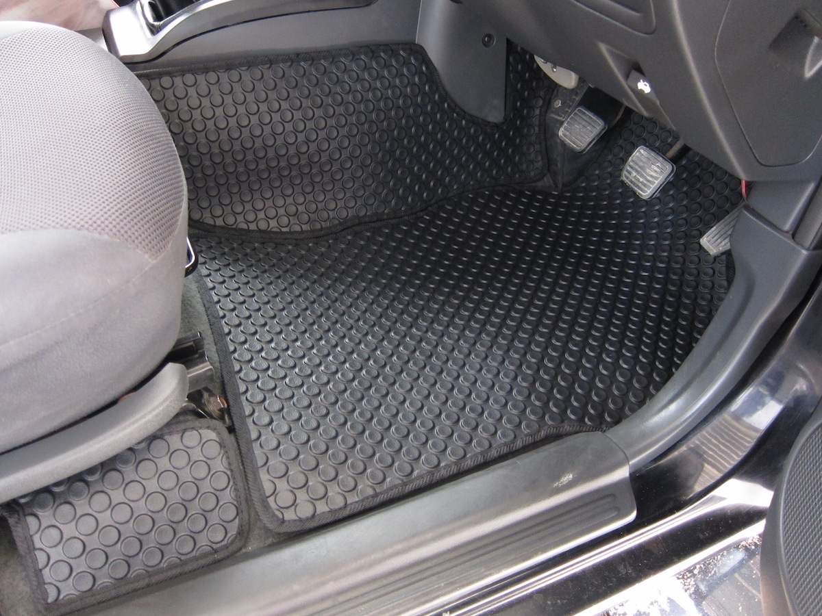 พรมปูพื้นรถยนต์ พรมกระดุม รถ ISUZU D-MAX Space Cab ปี 2005-2012 ชุดภายในห้องโดยสาร จำนวน 8 ชิ้น
