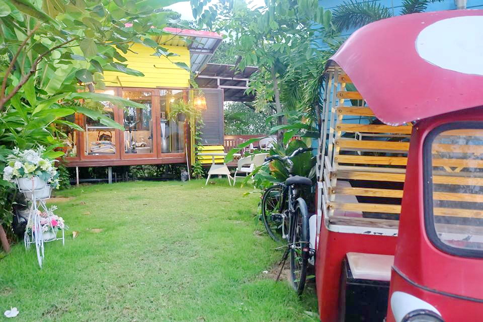 ขายรีสอร์ทหรูสไตล์วินเทจ 2 ไร่ อยู่ใจกลางเมืองสุพรรณ บนถนนทางหลวงหมายเลข 340 บางบัวทอง – สุพรรณบุรี พร้อมดำเนินกิจการต่อได้เลย สวย หรู บรรยากาศดีมาก