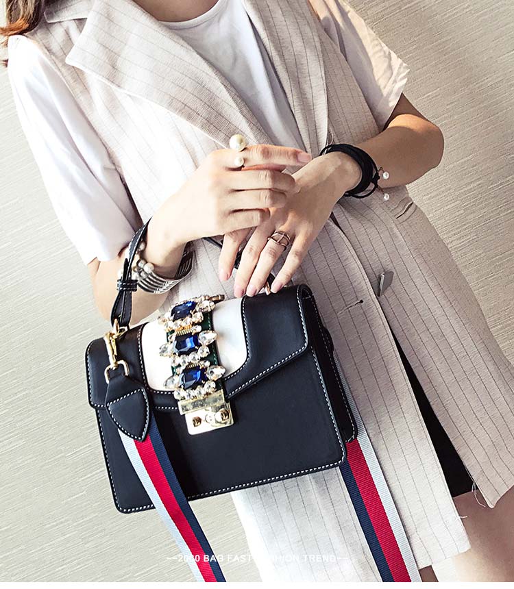 กระเป๋าแฟชั่น ประดับเพชร สวยหรู