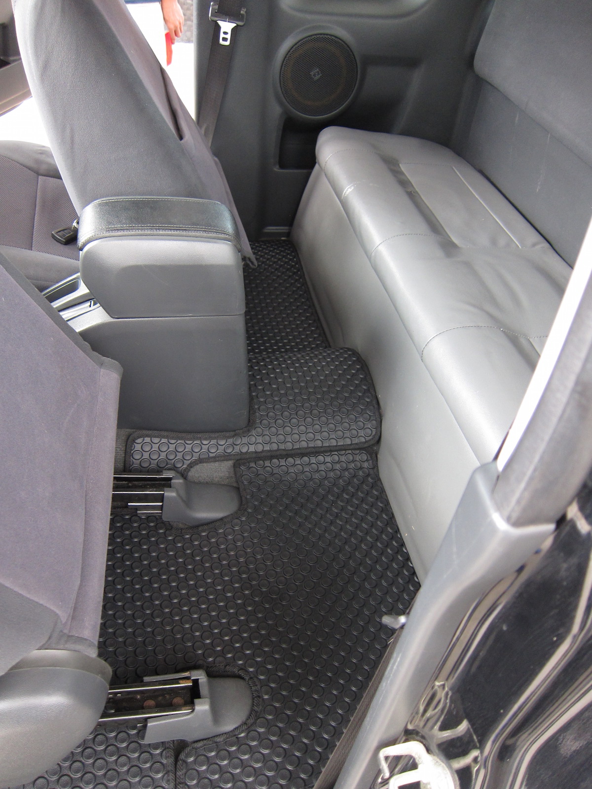 พรมปูพื้นรถยนต์ พรมกระดุม รถ ISUZU D-MAX Space Cab ปี 2005-2012 ชุดภายในห้องโดยสาร จำนวน 8 ชิ้น