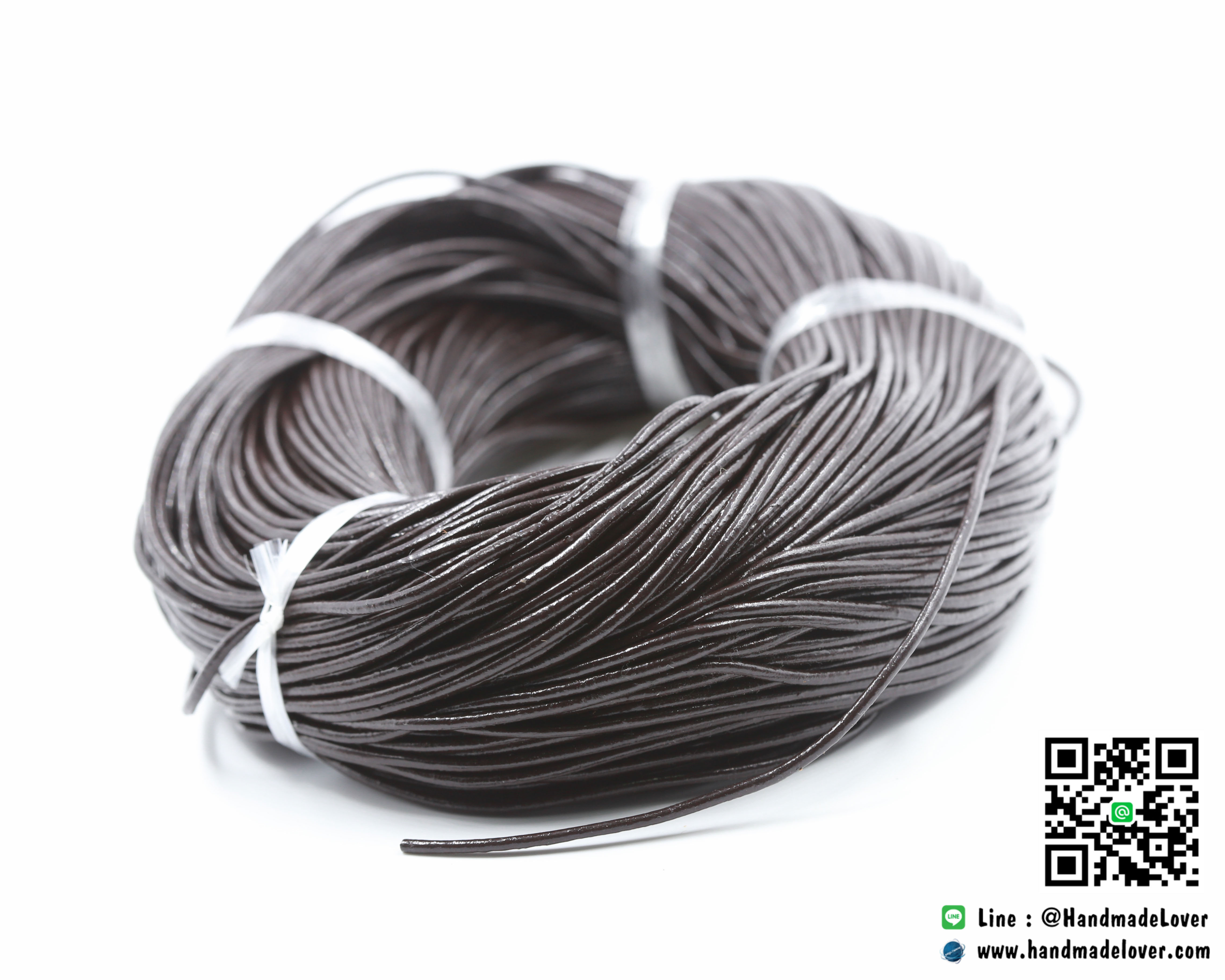 เชือกหนังกลม ผิวมัน สีน้ำตาลไหม้ ขนาด กว้าง 2 mm.