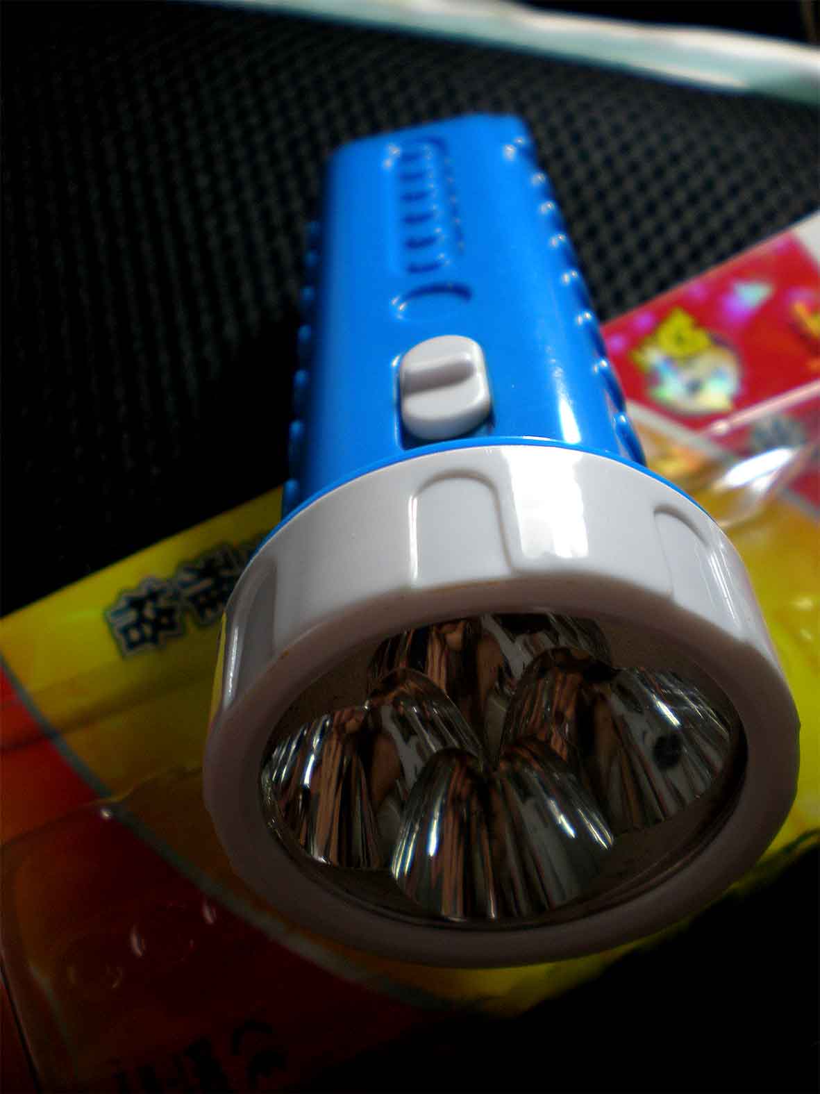 ไฟฉาย LED 4 ดวง ชาร์จไฟบ้านได้เปิดติดต่อ20ชม. YG3292