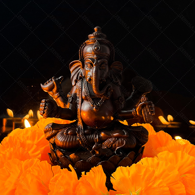 พระพิฆเนศ ประทับดอกบัว ถือหวี ปางสะสางปัญหา