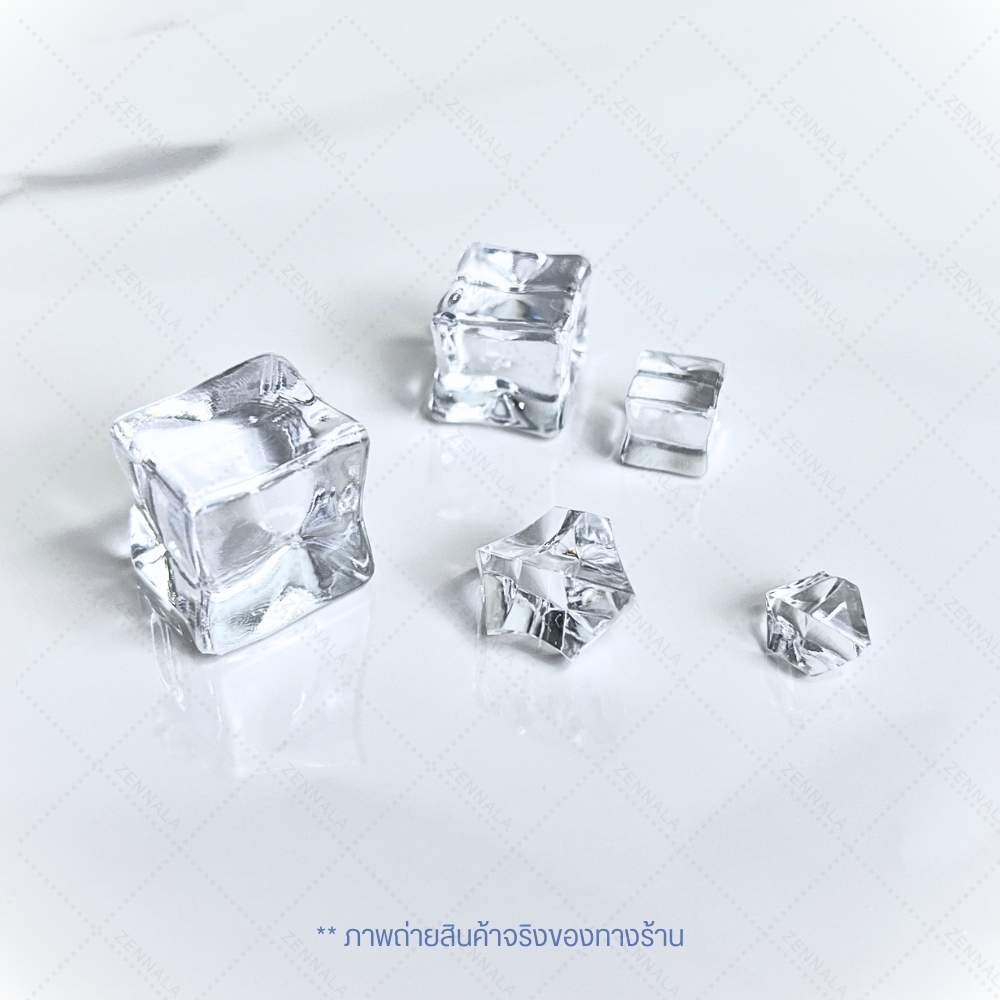 พร็อพน้ำแข็งปลอมสำหรับตกแต่ง ถ่ายภาพ เนื้ออะคริลิคสีใส มี 2 แบบ แบบก้อนสี่เหลี่ยมและแบบเกล็ด มีหลายขนาดให้เลือก