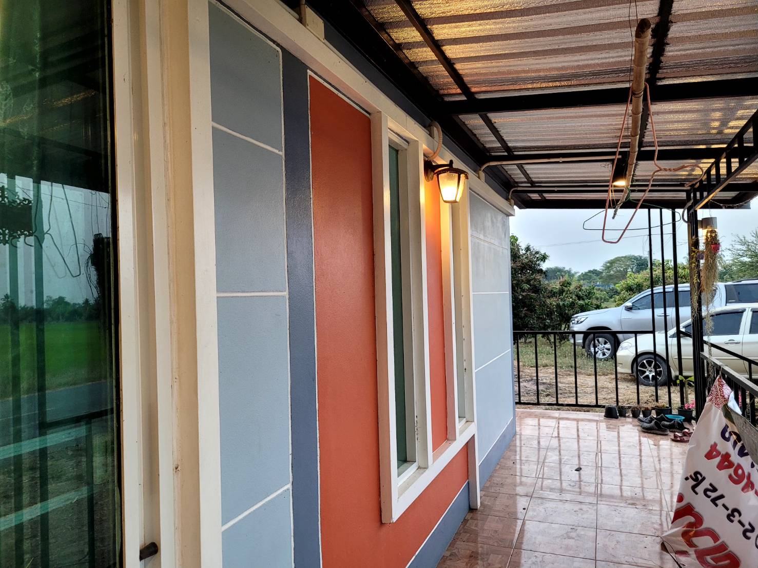 💰ขายแล้ว💰ขายบ้านเดี่ยวบ้านสวน พร้อมสวนมะม่วงน้ำดอกไม้สีทอง เนื้อที่ 2 ไร่ 3 งาน 72 ตรว ต.สนามคลี อ.เมือง จ.สุพรรณบุรี . ติดถนนลาดยาง หน้ากว้าง 24 เมตร ลึกยาว 200 เมตร 🍁มะม่วงน้ำดอกไม้สีทองประมาณ 250 ต้น อา