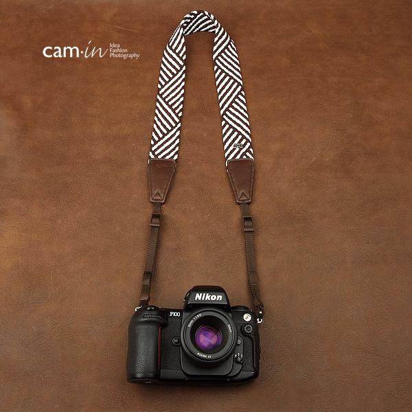 สายคล้องกล้องแนวๆ สีขาวดำ cam-in Brown and White