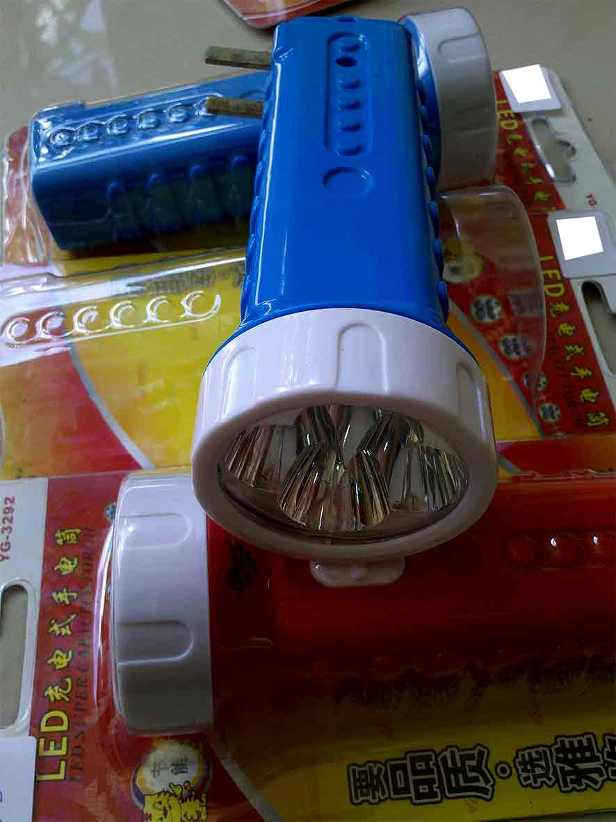 ไฟฉาย LED 4 ดวง ชาร์จไฟบ้านได้เปิดติดต่อ20ชม. YG3292