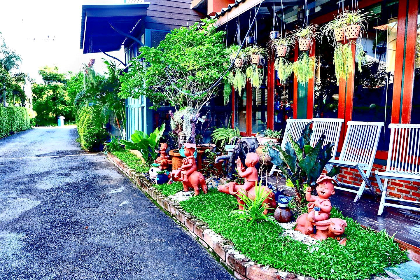 ขายรีสอร์ทหรูสไตล์วินเทจ 2 ไร่ อยู่ใจกลางเมืองสุพรรณ บนถนนทางหลวงหมายเลข 340 บางบัวทอง – สุพรรณบุรี พร้อมดำเนินกิจการต่อได้เลย สวย หรู บรรยากาศดีมาก