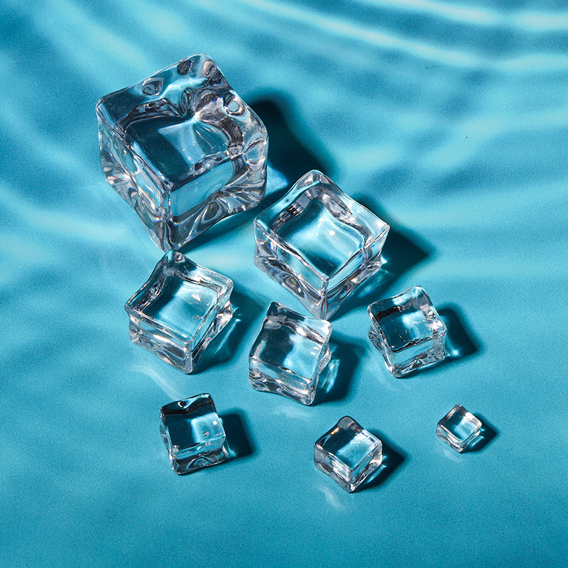 พร็อพน้ำแข็งปลอมสำหรับตกแต่ง ถ่ายภาพ เนื้ออะคริลิคสีใส มี 2 แบบ แบบก้อนสี่เหลี่ยมและแบบเกล็ด มีหลายขนาดให้เลือก