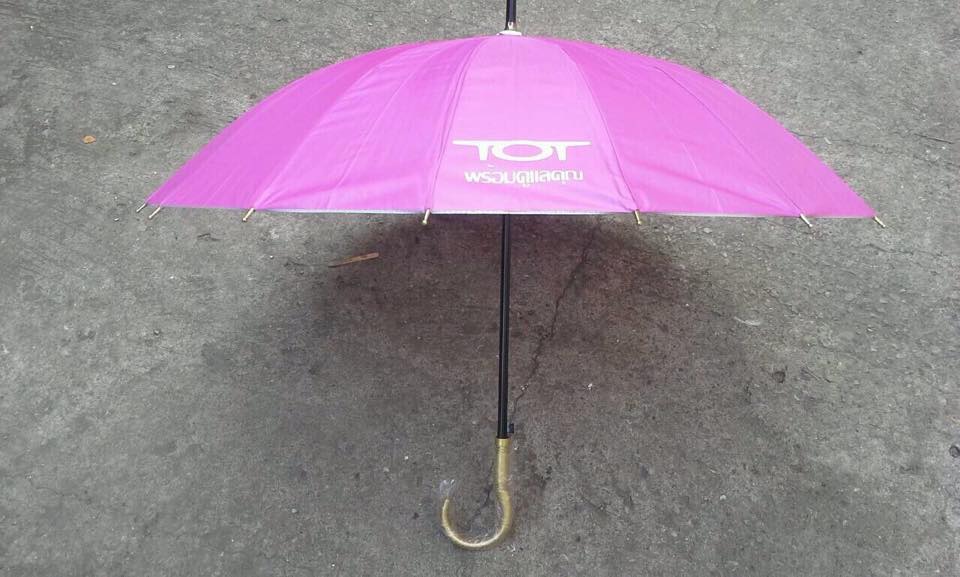 ร่ม 16 ก้าน 22 นิ้ว ผ้าUV โครงโลหะ ออโต้เปิด ด้ามจับงอ ปลอกPVC สกรีนโลโก้