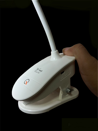 โคมไฟตั้งโต๊ะ อ่านหนังสือถนอมสายตา คละสี YAGE YG-T101