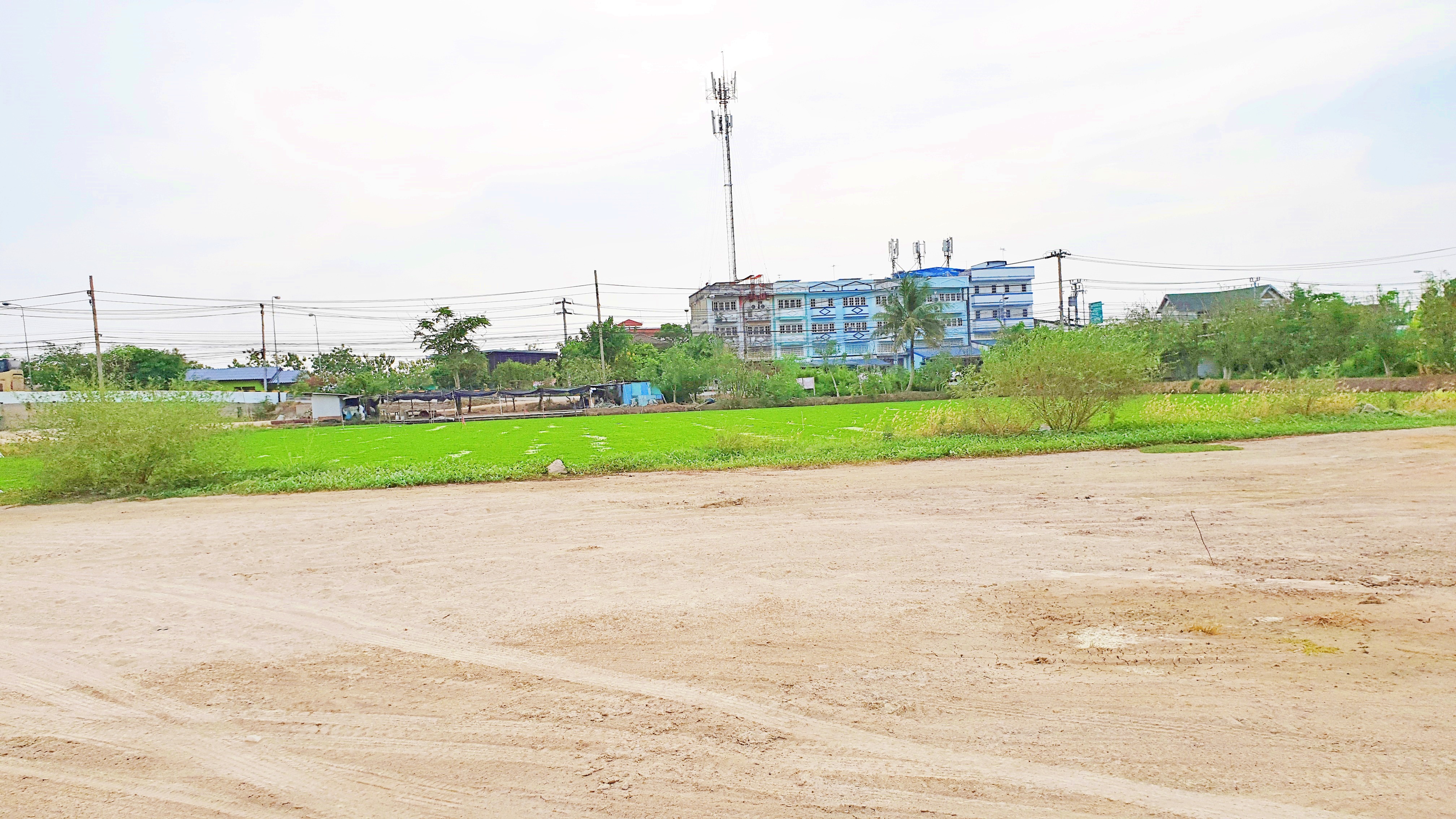 ขายที่ดินแปลงสวย ทำเลดี ติดถนนใหญ่ 4 เลน ถนนวัดศรีวารีน้อย บางนาตราด กม. 17 ลาดกระบัง 54 ขนาดที่ดิน 2 ไร่ 3 งาน 97 ตรว (ตรว.ละ45,000 บาท) หน้ากว้างติดถนนใหญ่ 65 เมตร ที่ดินสวยเป็นรูปทรงสี่เหลี่ยมจัตรัส การเดินทาง สะดวก สบาย สามารถเข้าออกได้ 2 ทาง ถนนบางนา