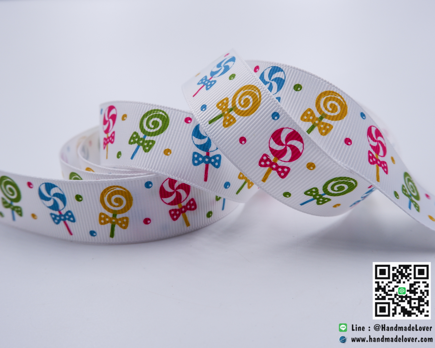 ริบบิ้นผ้าสีขาว ลายอมยิ้ม ขนาด 22 มิล