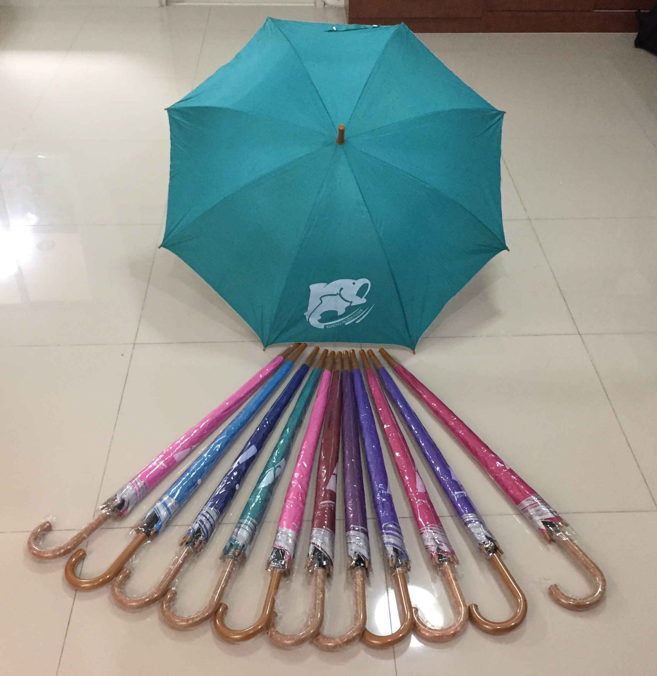 ร่ม24นิ้ว ออโต้เปิด ผ้าUV สีพื้น ด้ามงอลายไม้ โครงโลหะ ปลอกPVC คละสี