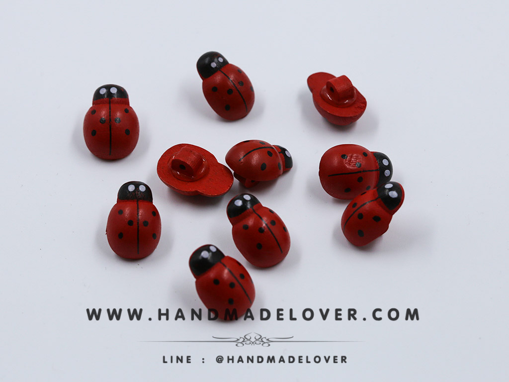 กระดุมไม้ แมลงเต่าทอง ขนาด 14*19 MM [แพ็ค 10 ชิ้น]