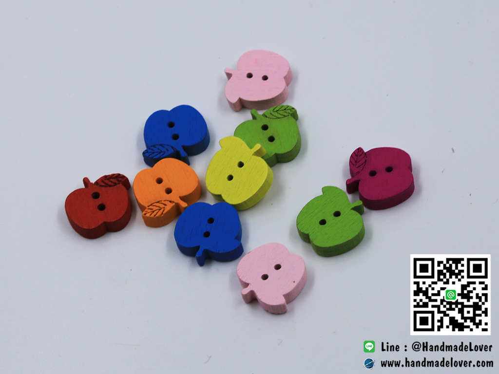 กระดุมไม้ รูปแอปเปิล ขนาด 16*16 mm. [แพ็ค 10 ชิ้น]