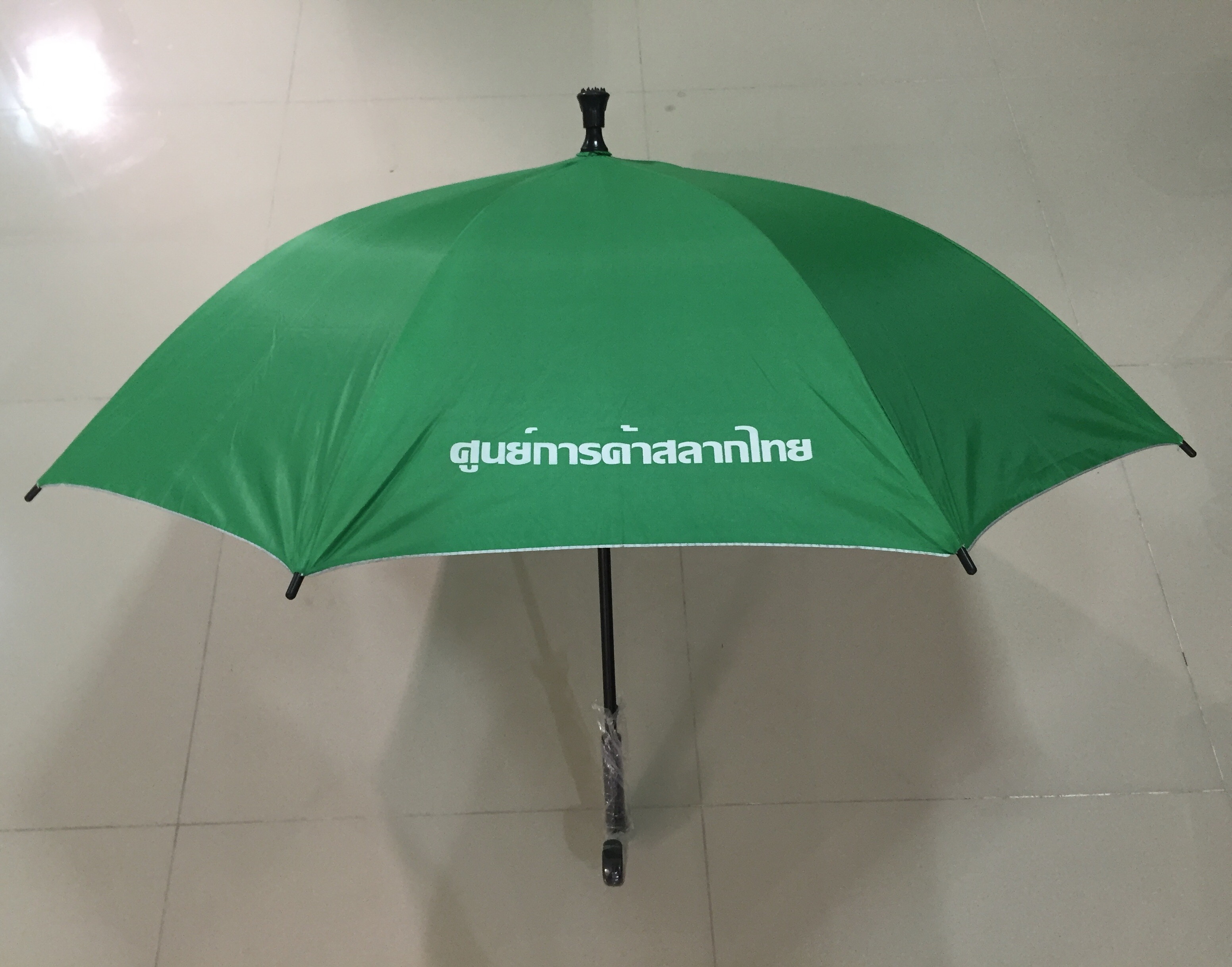 ร่มไม้เท้า ผ้าร่มเคลือบยูวี โครงโลหะ ออโต้เปิด ด้ามจับไม้เท้าสีดำ สกรีนโลโก้