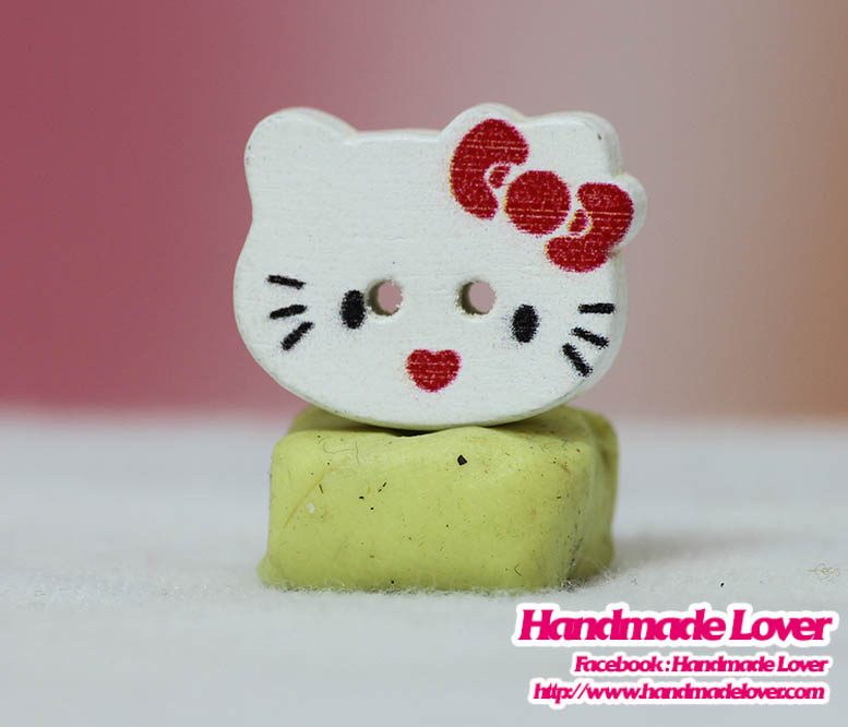 กระดุมไม้ คิตตี้ (Kitty) ขนาด 20*16 mm. [แพ็ค 10 ชิ้น]