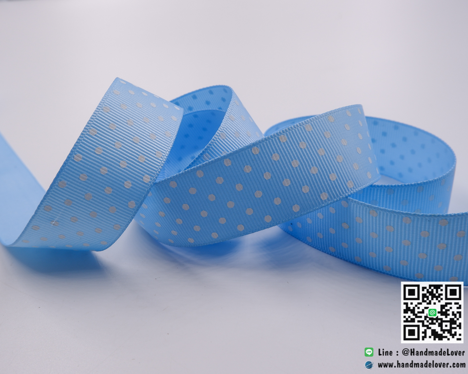 ริบบิ้นผ้าสีฟ้า พิมพิ์ ลายจุด ขนาด กว้าง 25 mm.