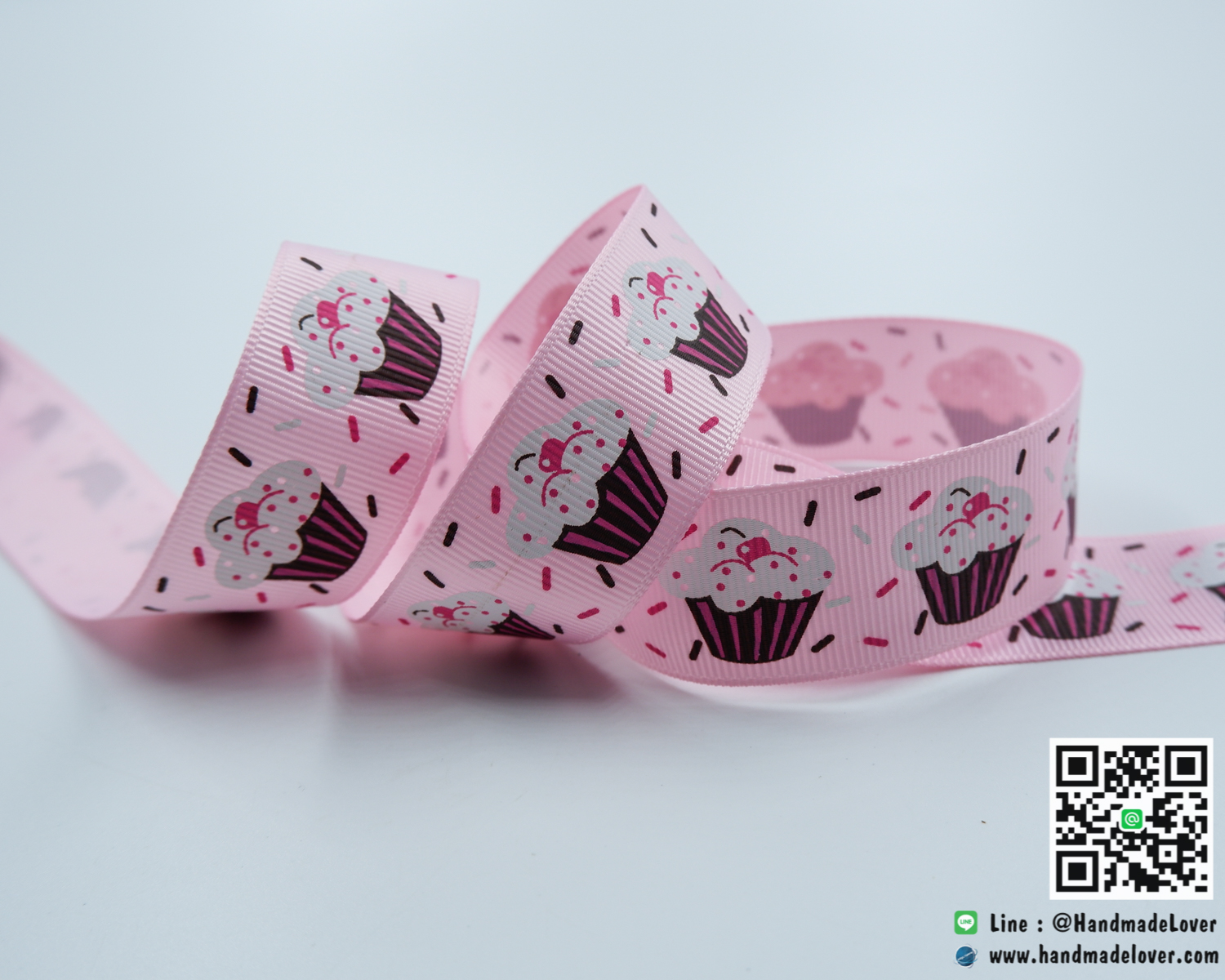ริบบิ้นผ้าสีชมพูอ่อน พิมพ์ลายคัพเค้ก / Cup Cake ขนาด กว้าง 25 mm
