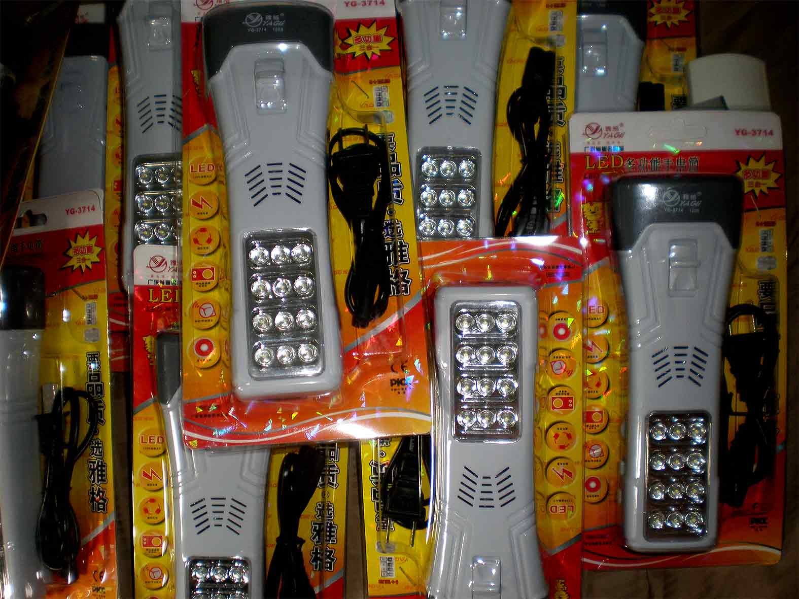 สินค้าแนะนำ ไฟฉาย+วิทยุ LED ตรงหัว 6 ดวง LED ตรงด้าม 12 ดวง ขายดี สีเงิน YG3714