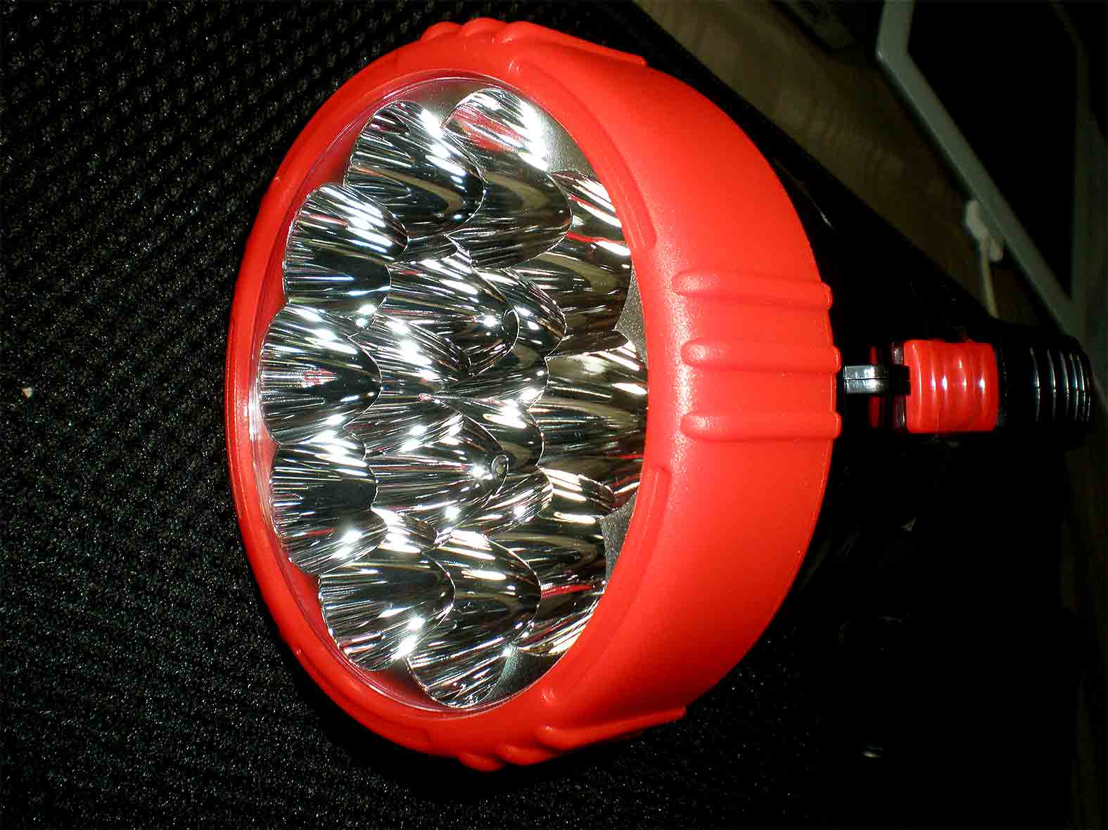 ไฟฉาย LED 15+8 ดวง YG5500