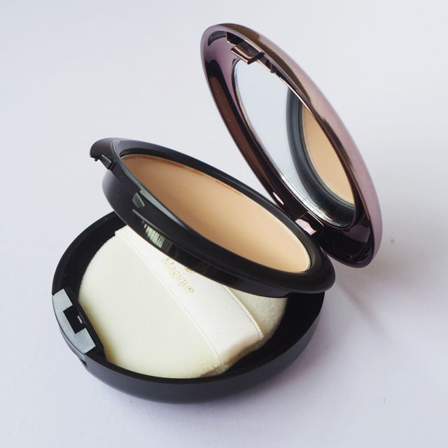 แป้งเมจิกแพลตตินัม ตลับจริงขนาด 14 กรัม -สี M3- Natural White ( ขาวเหลือง )