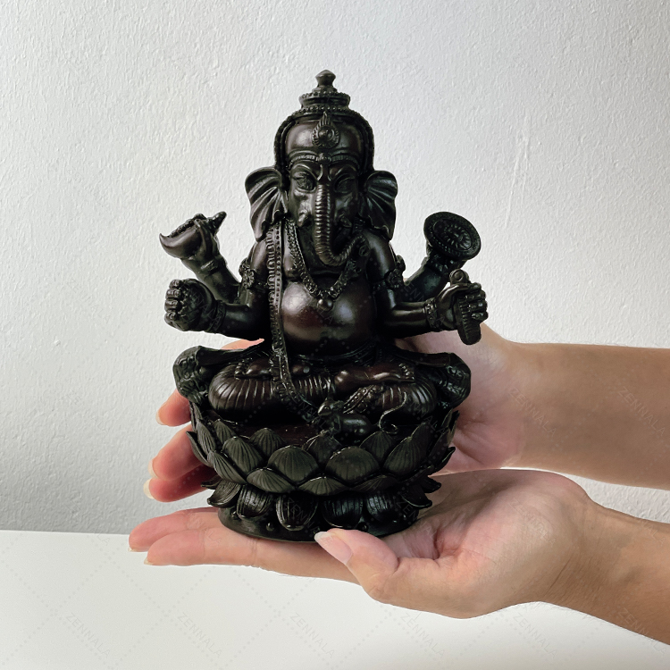 พระพิฆเนศ ประทับดอกบัว ถือหวี ปางสะสางปัญหา