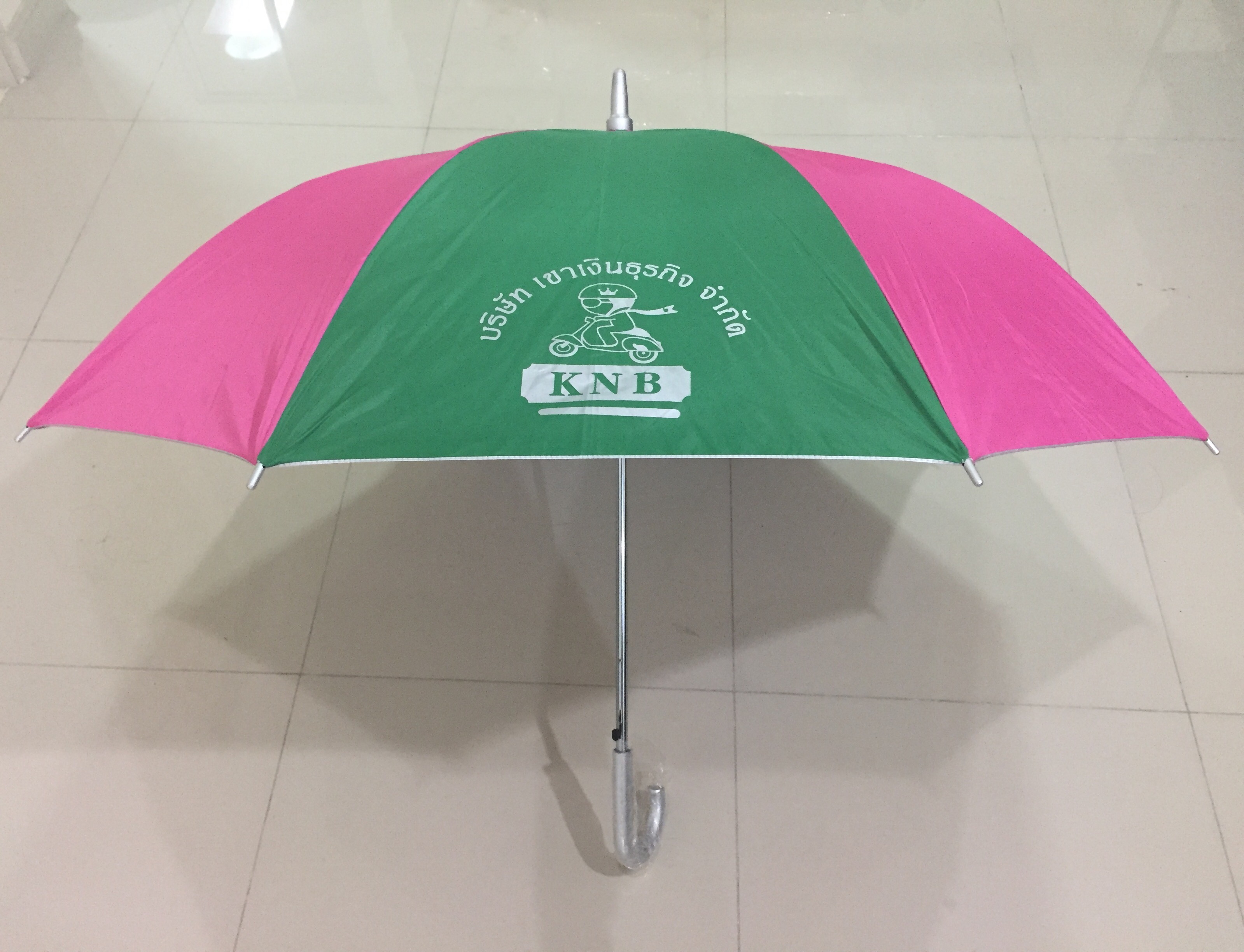 ร่มสลับสี ผ้าร่มเคลือบยูวี โครงโลหะ ออโต้เปิด ด้ามจับงอ คละสี