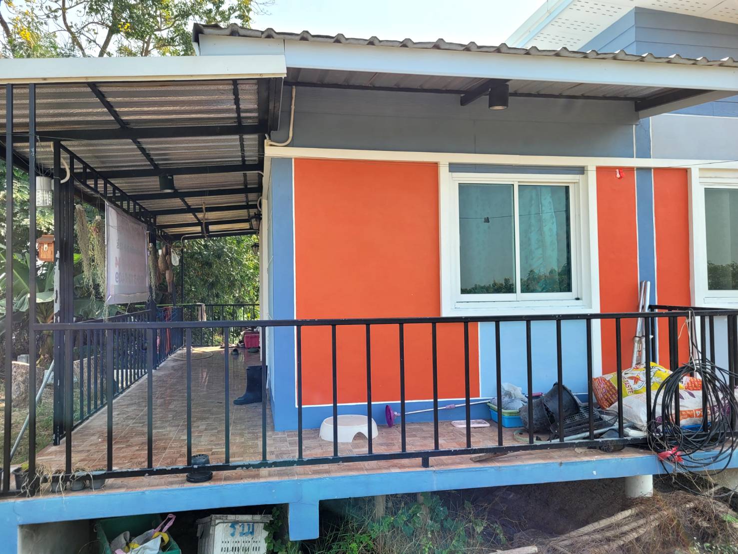 💰ขายแล้ว💰ขายบ้านเดี่ยวบ้านสวน พร้อมสวนมะม่วงน้ำดอกไม้สีทอง เนื้อที่ 2 ไร่ 3 งาน 72 ตรว ต.สนามคลี อ.เมือง จ.สุพรรณบุรี . ติดถนนลาดยาง หน้ากว้าง 24 เมตร ลึกยาว 200 เมตร 🍁มะม่วงน้ำดอกไม้สีทองประมาณ 250 ต้น อา