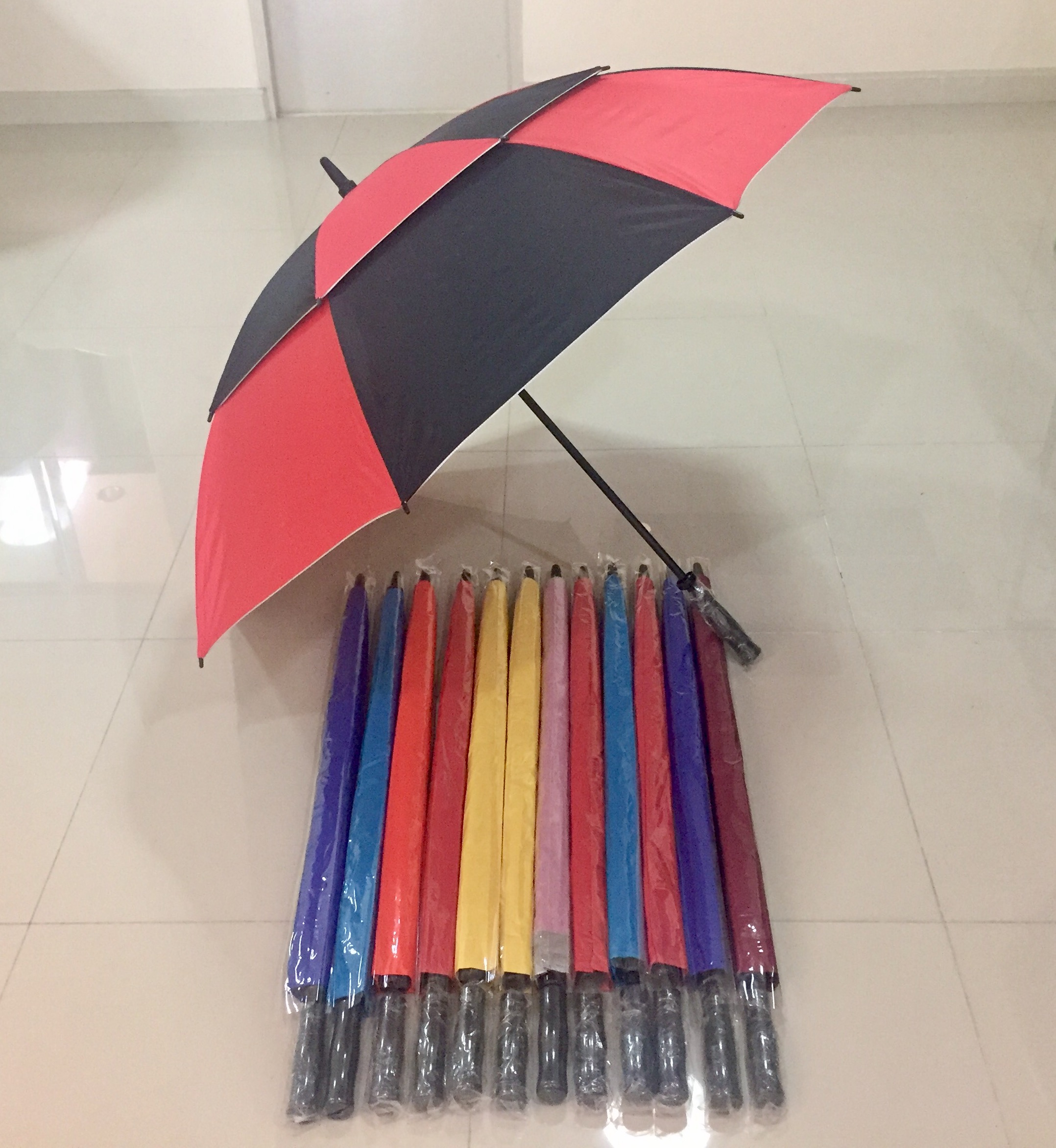 ร่มกอล์ฟ32นิ้ว 2 ชั้น ผ้าร่มเคลือบยูวี สลับสี โครงไฟเบอร์ มือเปิด ด้ามโฟม ปลอกผ้า คละสี