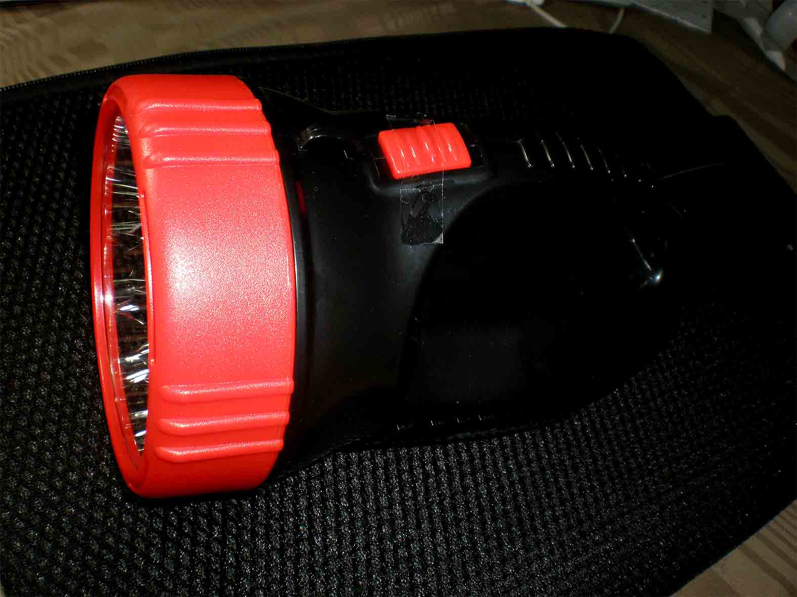 ไฟฉาย LED 15+8 ดวง YG5500