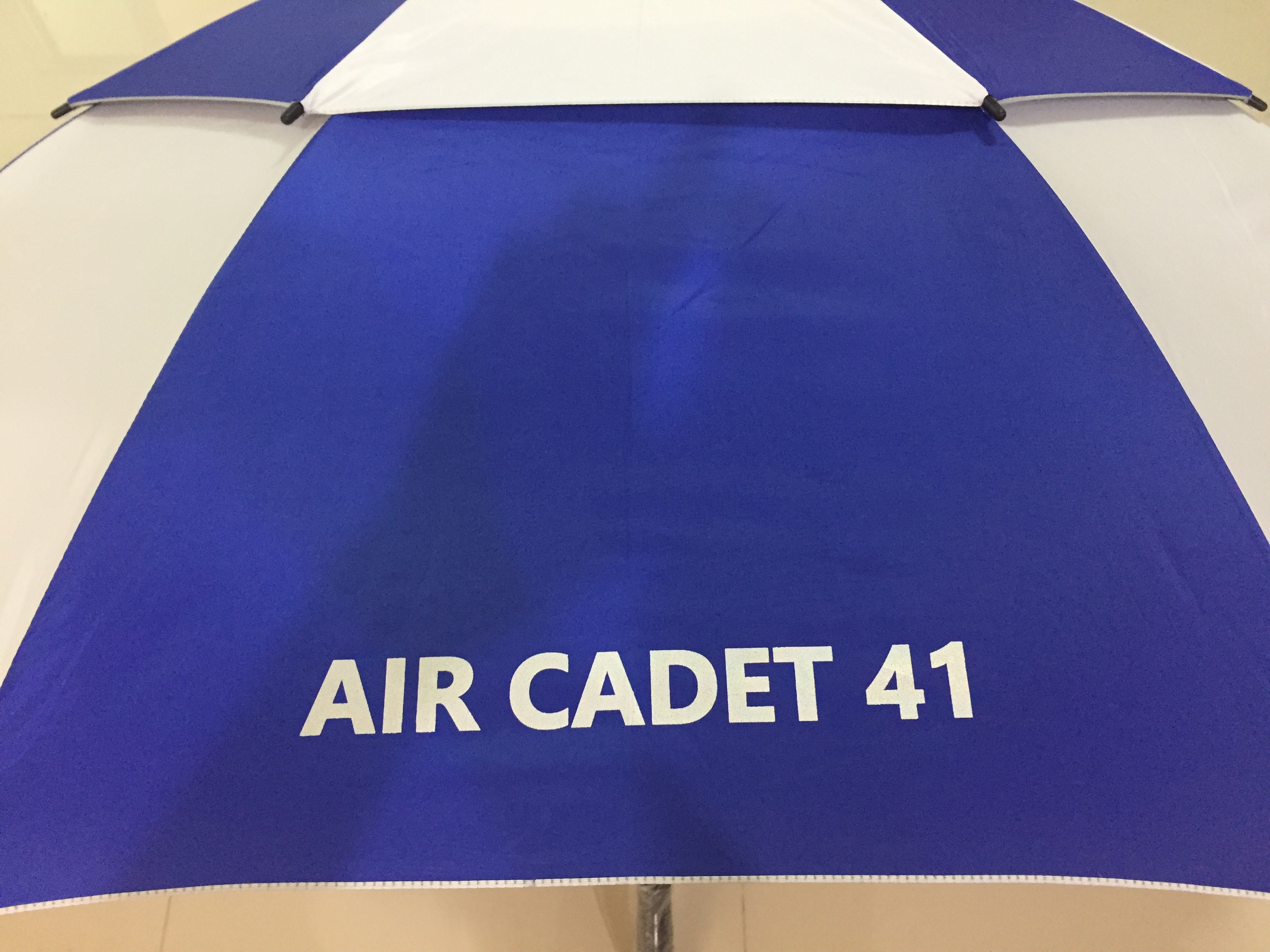 ร่มกอล์ฟ2ชั้น 32นิ้ว ผ้าร่มเคลือบยูวี สลับสี โครงไฟเบอร์ มือเปิด ด้ามจับโฟม ปลอกผ้า คละสี สกรีนโลโก้