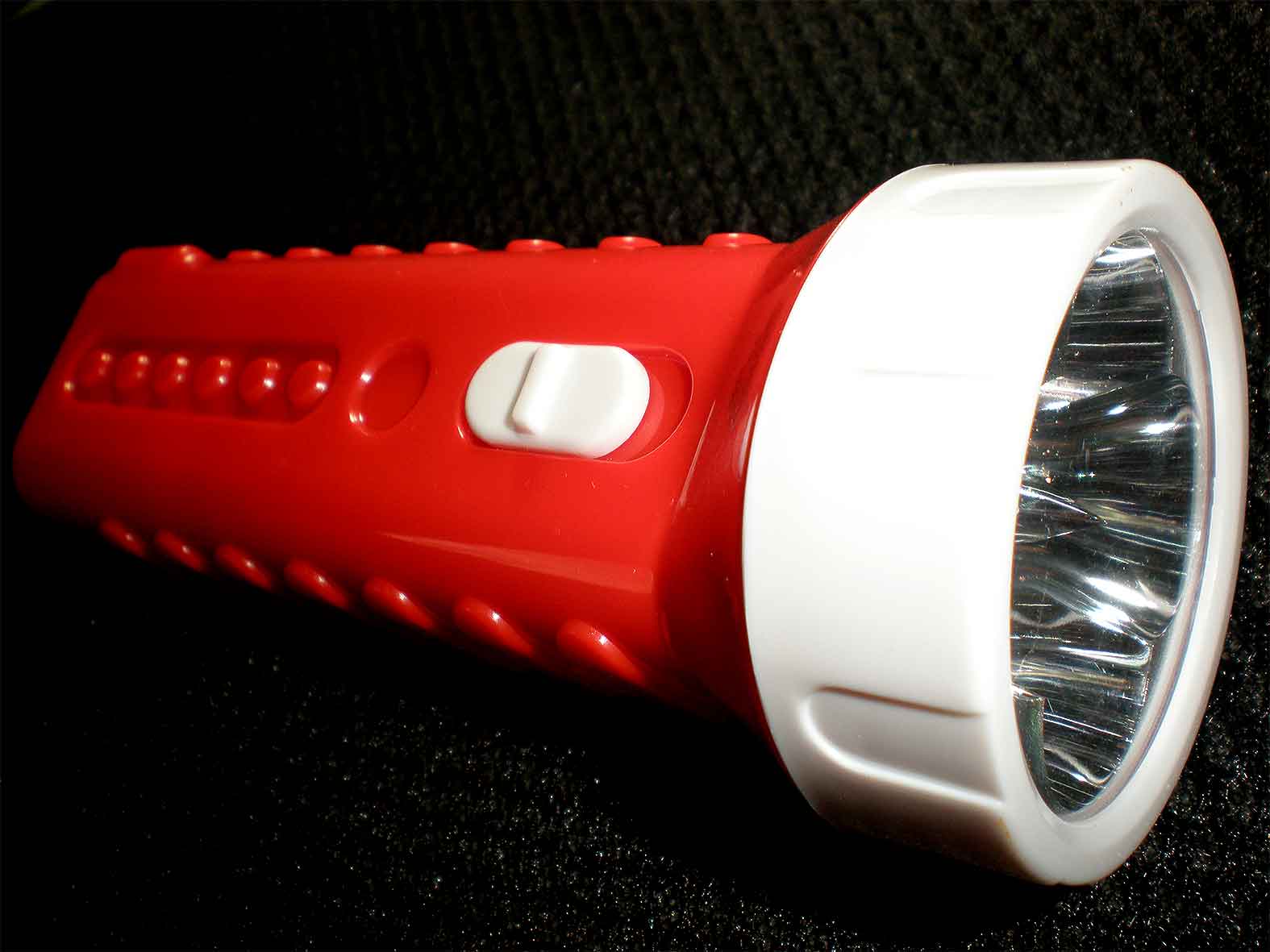 ไฟฉาย LED 4 ดวง ชาร์จไฟบ้านได้เปิดติดต่อ20ชม. YG3292