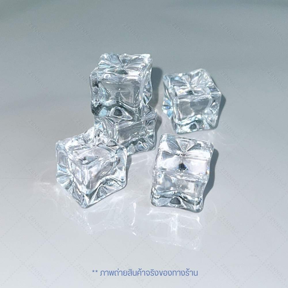 พร็อพน้ำแข็งปลอมสำหรับตกแต่ง ถ่ายภาพ เนื้ออะคริลิคสีใส มี 2 แบบ แบบก้อนสี่เหลี่ยมและแบบเกล็ด มีหลายขนาดให้เลือก