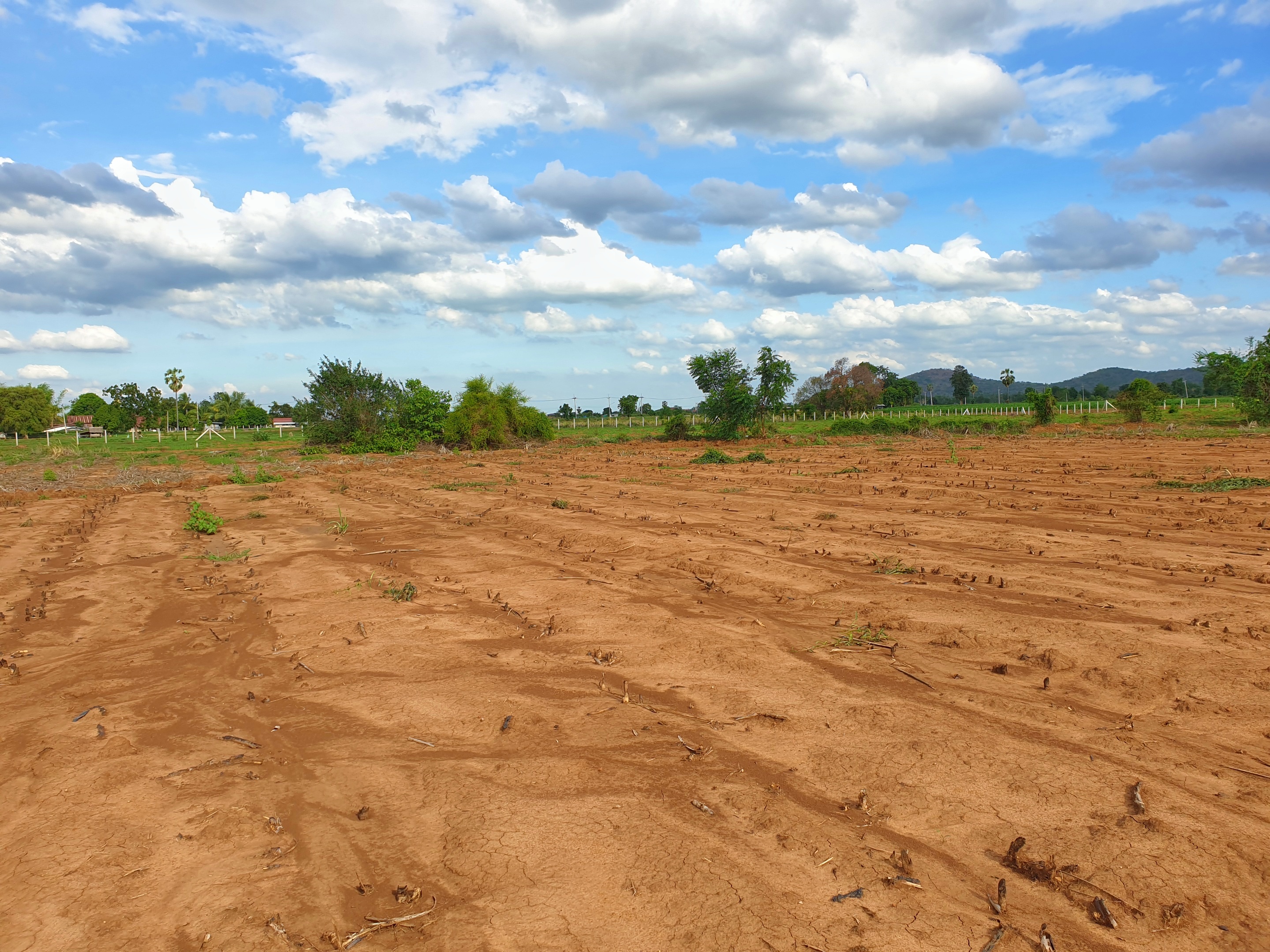💰ขายแล้ว💰ขายที่ดินสวยราคาถูก อ.อู่ทอง จ.สุพรรณบุรี ดินดี ที่สวย บรรยากาศดี วิวภูเขา เนื้อที่ 16 ไร่ ไร่ละ 180,000 บ. อยู่ใกล้ชุมชน วัด ตลาดนัด ร้านค้า โรงเรียน