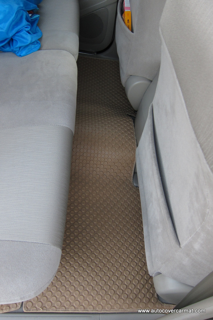 พรมปูพื้นรถยนต์ พรมกระดุม รถ TOYOTA INNOVA ปี 2005 - 2015 ชุดเต็มคันรวมท้าย จำนวน 11 ชิ้น