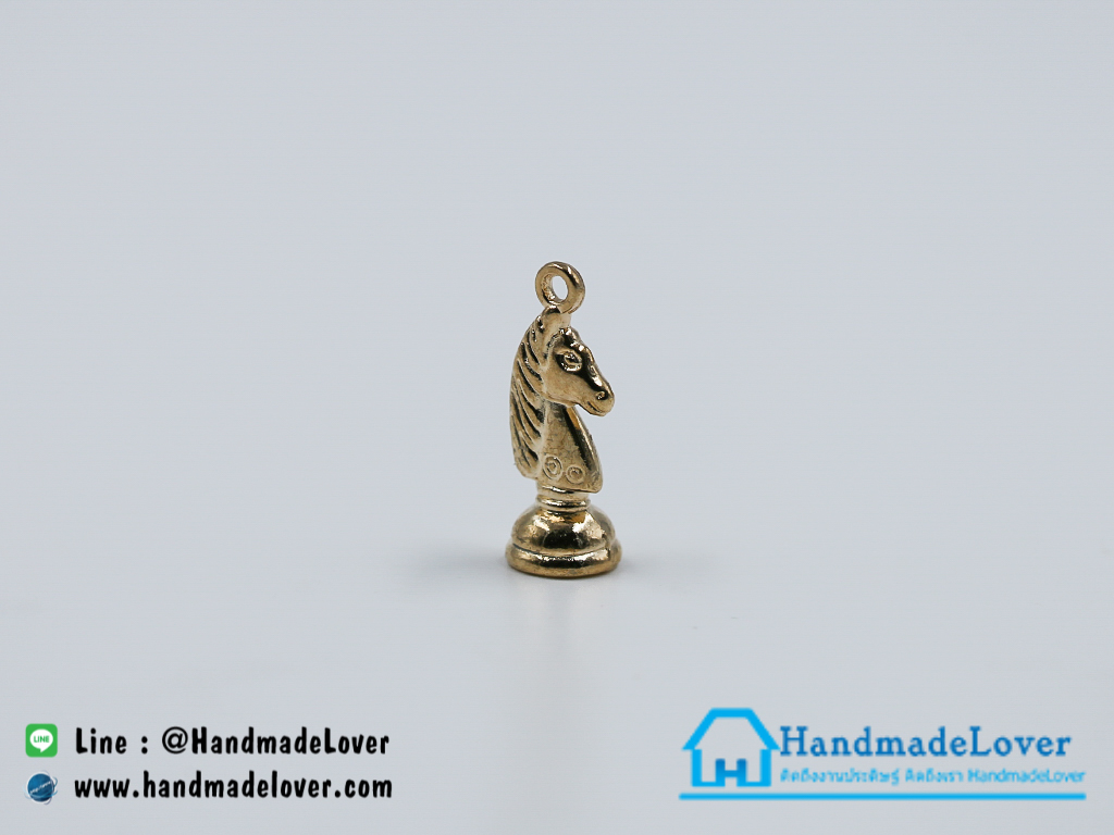 จี้โลหะสีทอง รูปตัวม้าหมากรุกสากล