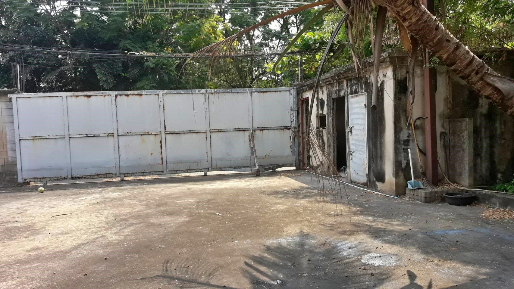 🧧ติดทรัพย์🧧ขายที่ดินพร้อมโกดัง พระราม 2 บางขุนเทียน เนื้อที่ 1 ไร่ 3 งาน 3 ตารางวา ขายยกแปลงพร้อมสิ่งปลูกสร้าง 37,500,000 บ. (พื้นที่สีส้ม) รวมพื้นที่ใข้สอย ทั้ง 2 โกดัง 1,140 ตรม หน้ากว้างติดถนนในซอย 50 เมตร ถนนซอยกว้าง เทพื้นค