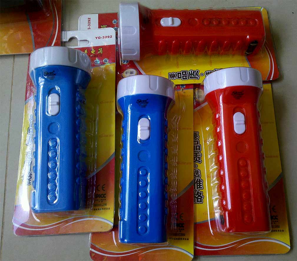 ไฟฉาย LED 4 ดวง ชาร์จไฟบ้านได้เปิดติดต่อ20ชม. YG3292