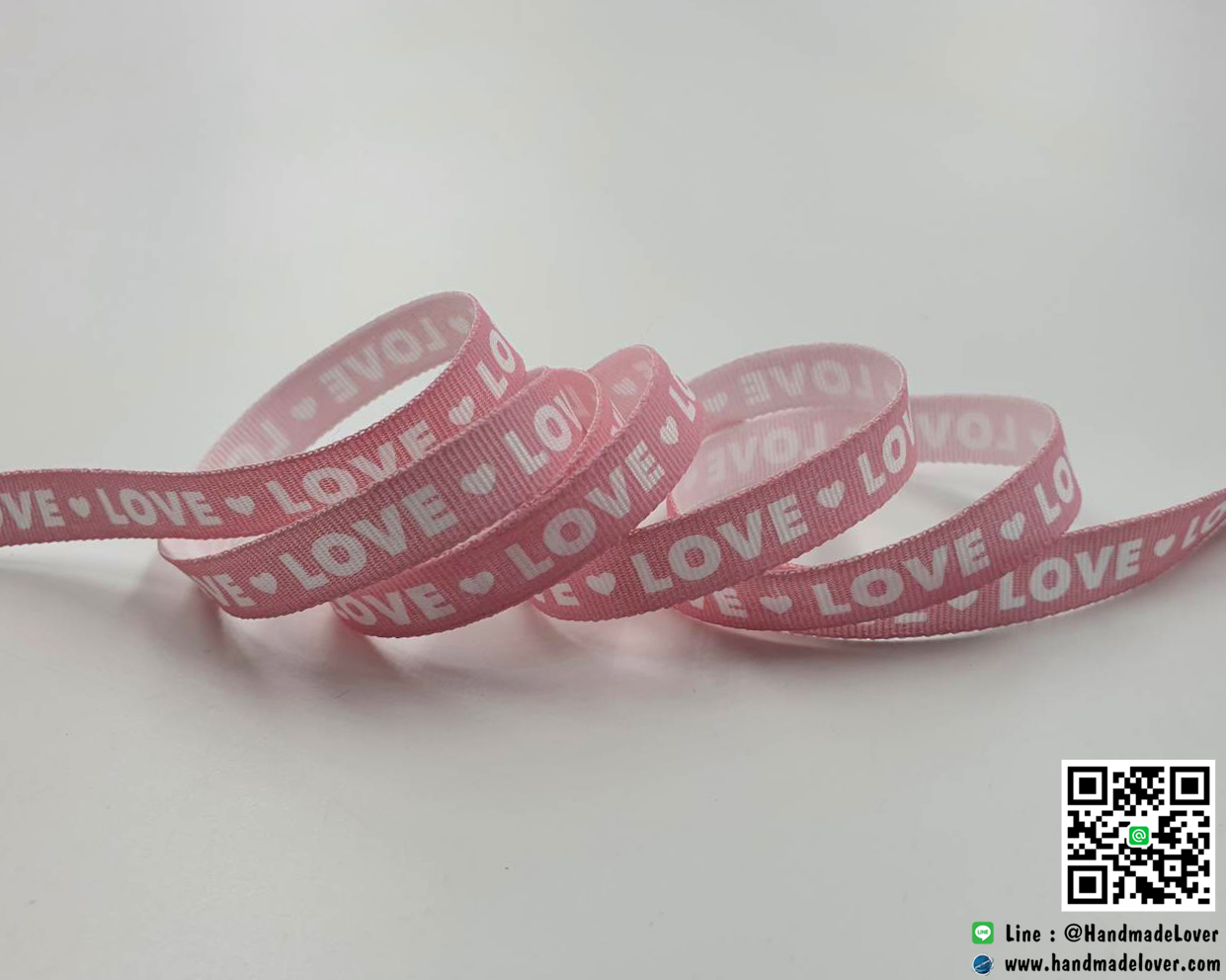 ริบบิ้นผ้า สีชมพู พิมพิ์ลาย LOVE ขนาด 10 mm (ม้วน 36 หลา)