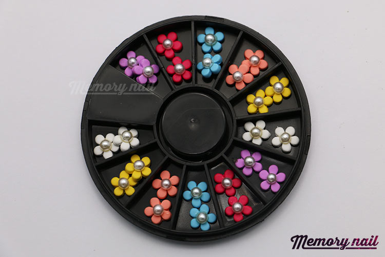 ดอกไม้พลาสติกทรงกลม ติดมุกตรงกลาง คละ6สี กล่องกลมดำ