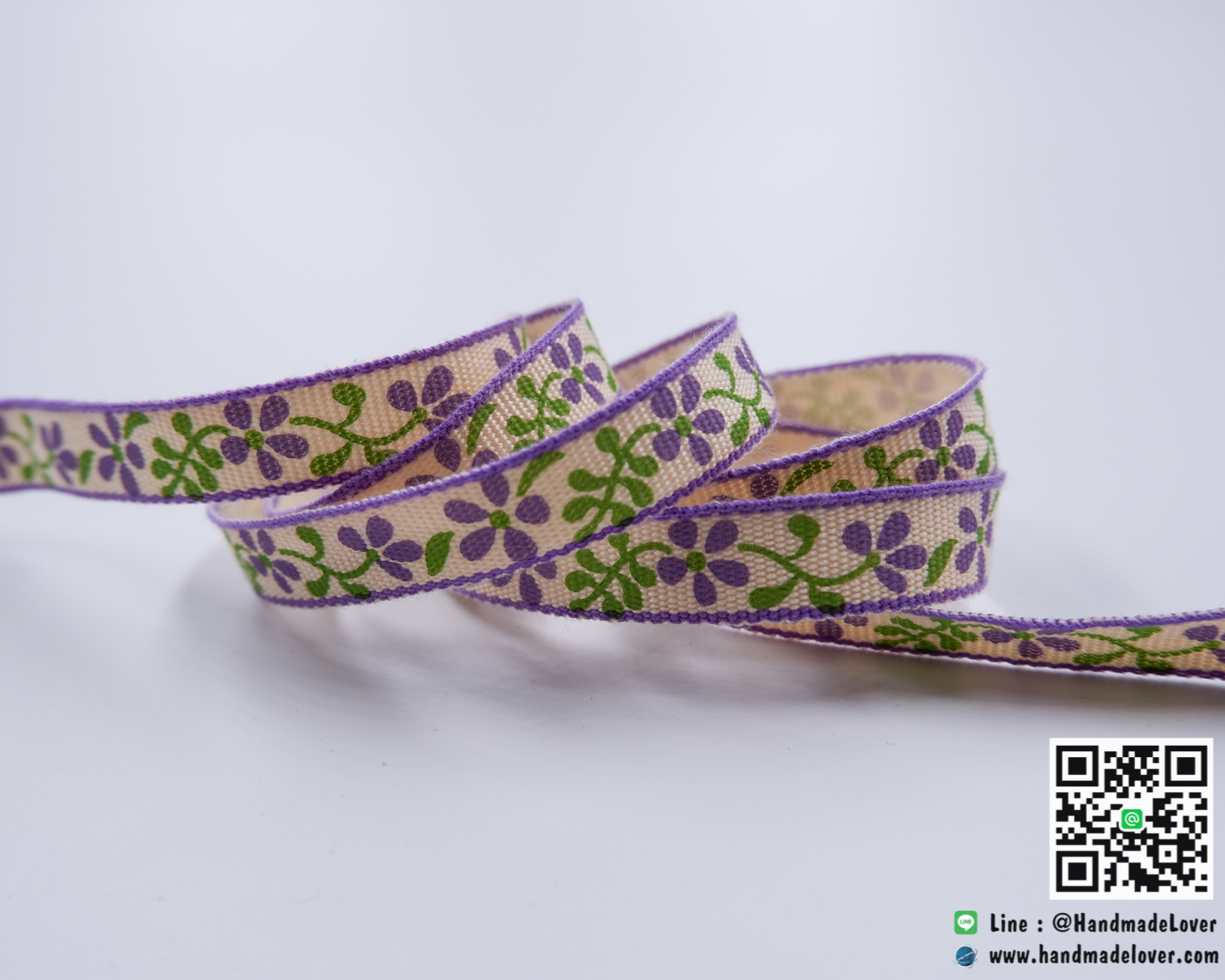 ริบบิ้นผ้าสีขาว พิมพ์ลายดอกไม้สีม่วง ขนาด 10 mm