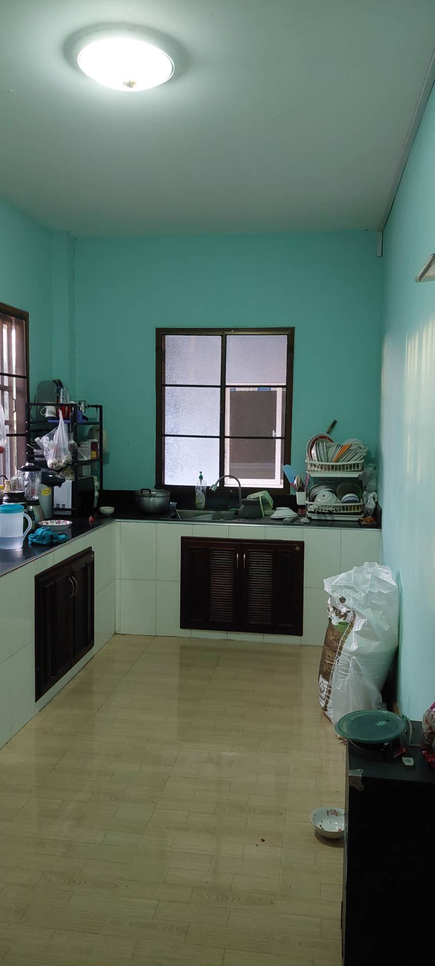 ขายบ้านพร้อมสวนมะม่วง 3 ไร่ ราคา: 3.5 ล้านบาท ติดถนนลาดยาง อ.เมือง จ.สุพรรณบุรี โอกาสทองสำหรับผู้รักบ้านสวน! กำลังมองหาบ้านพร้อมสวนผลไม้ บรรยากาศดี ร่มรื่น สงบ