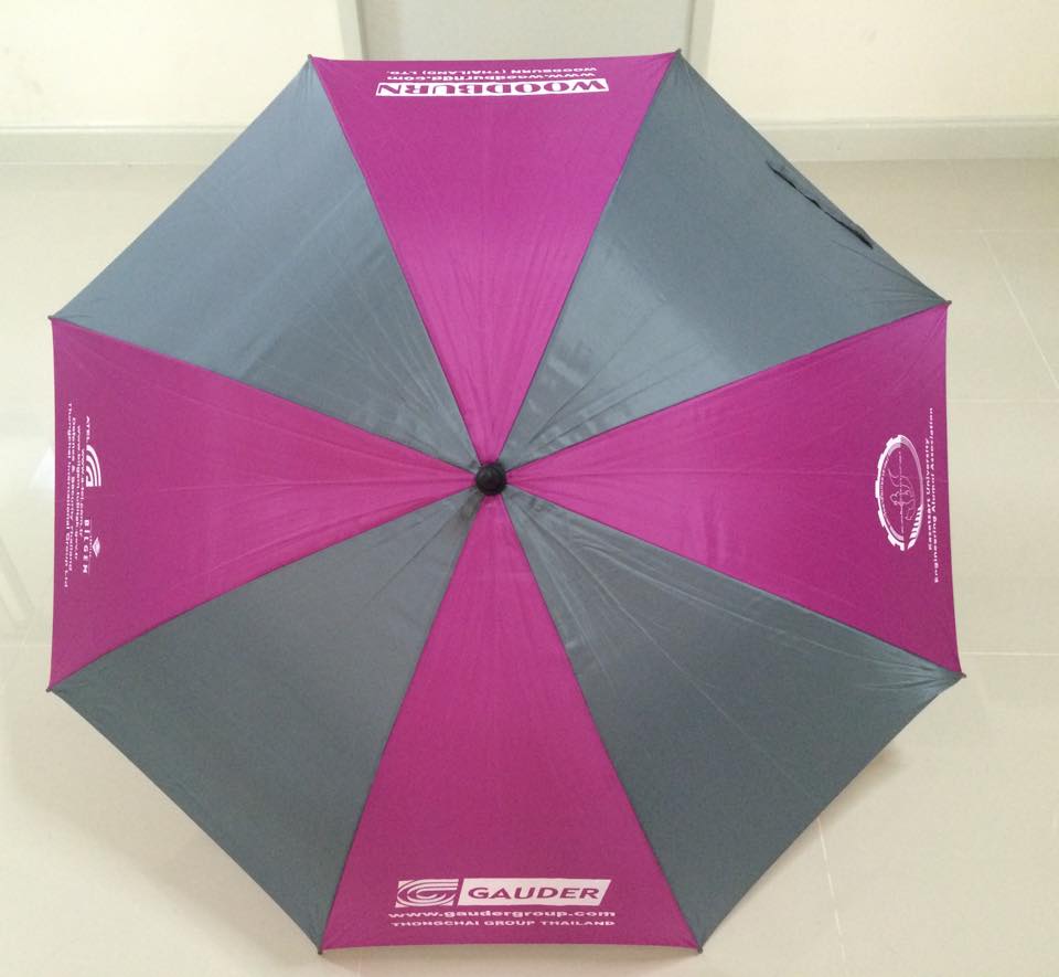 ร่มกอล์ฟ30นิ้ว ผ้าUV สลับสี โครงโลหะ มือเปิด ด้ามจับตรง ปลอกPVC คละสี