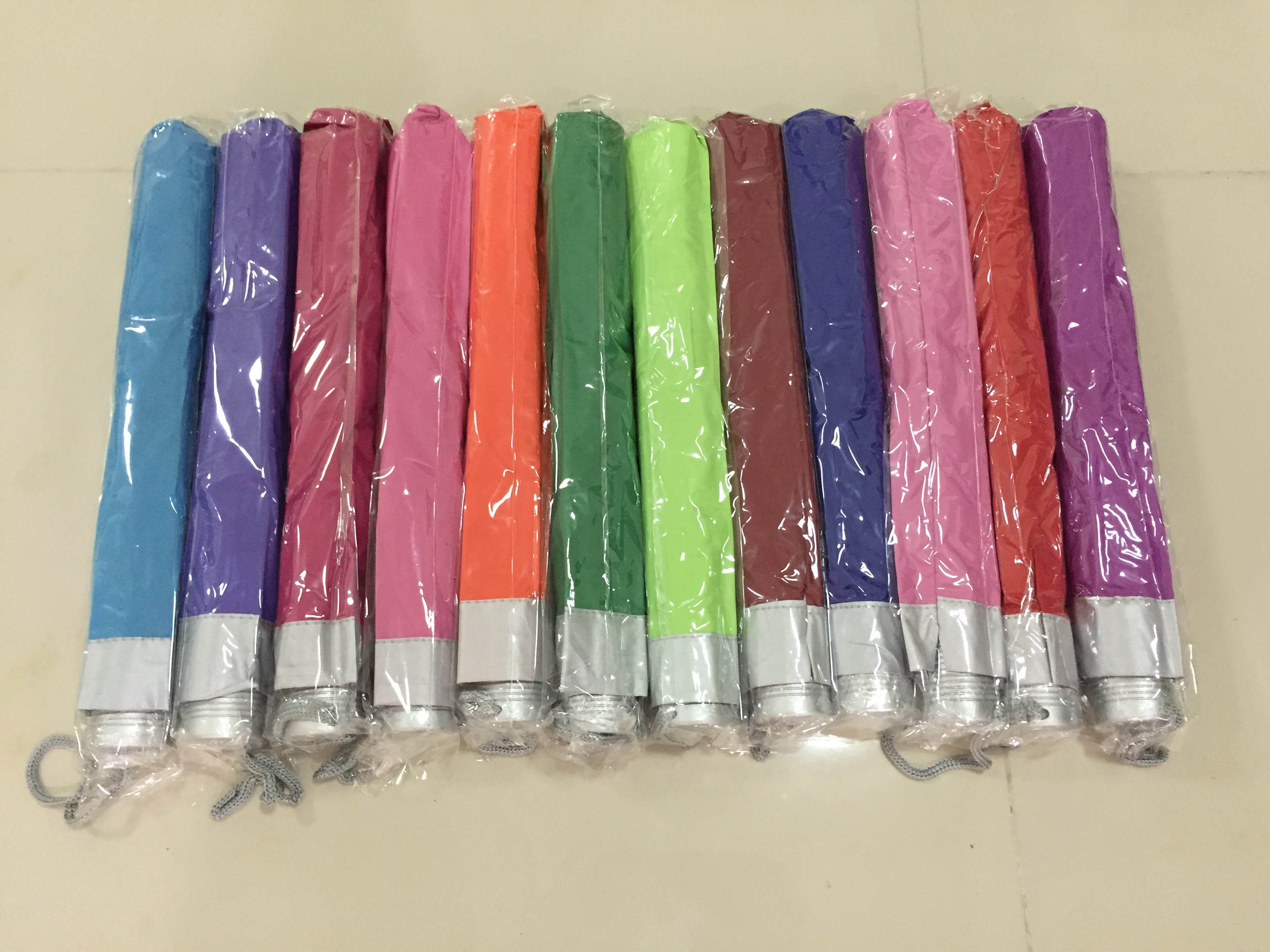 ร่มพับ2ตอน มือเปิด ผ้าUV สีพื้น โครงโลหะ ปลอกผ้า คละสี